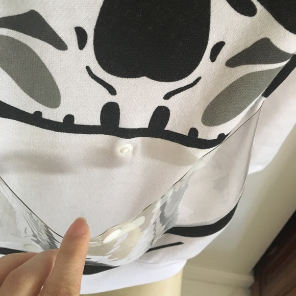 White crewneck Sweatshirt with skull graphic and plastic pouch. Halloween - Picture 4 of 7